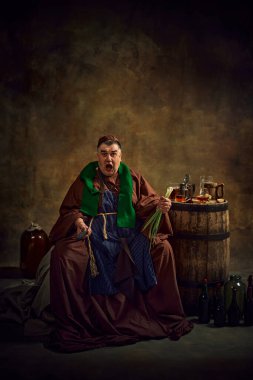 Spor taraftarları futbol takımını destekliyor. Dönem kıyafetleri içinde duygusal keşiş maç izliyor, bira içiyor loş bir arka plan aydınlatması içiyor. Devir, tarih, bira fabrikası, gelenek karşılaştırması kavramı