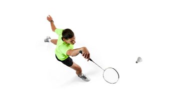 Genç bir adam, badminton oyuncusu, sıkı çalışıyor, beyaz arka planda izole edilmiş güç ve kararlılık gösteriyor. Spor anlayışı, rekabet, aktif ve sağlıklı yaşam tarzı. Üst görünüm