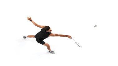 Odaklanmış ve motive olmuş bir adam, badminton oyuncusu eğitimi, beyaz arka planda izole edilmiş yoğunluk ve kararlılıkla oynamak. Spor anlayışı, rekabet, aktif ve sağlıklı yaşam tarzı