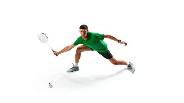 Mahkemede kararlılık ve dayanıklılık. Beyaz arka planda izole edilmiş yoğunlukla oynayan odaklanmış erkek badminton oyuncusu. Spor anlayışı, rekabet, aktif ve sağlıklı yaşam tarzı