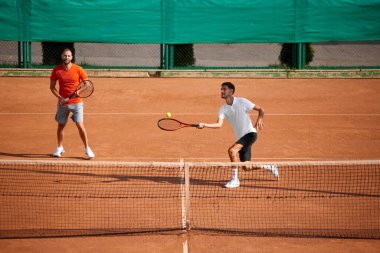 İyi koordine edilmiş bir oyun. Arkadaşlar, tenis oyuncuları antrenman yapıyor, dışarıda tenis oynuyor, takım yeteneklerini gösteriyor. Spor anlayışı, rekabet, aktif ve sağlıklı yaşam tarzı, turnuva