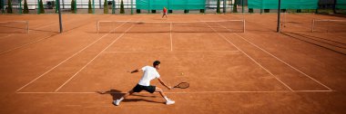 Açık hava kil kortunda iki rekabetçi ve odaklanmış adam arasındaki yüksek enerjili tenis maçı. Kendi spor sınırlarımı zorluyorum. Spor anlayışı, rekabet, aktif ve sağlıklı yaşam tarzı