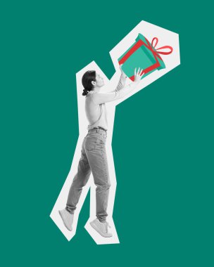 Genç kız yeşil arka plana kocaman bir hediye kutusu koyuyor. Çağdaş sanat kolajı. Tatil alışverişi. Noel ve yeni yıl kavramı, kış tatili, yaratıcılık. Kartpostal şablonu, ad