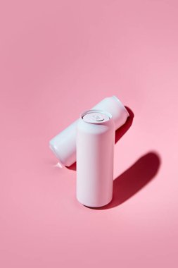 Pembe arka planda iki boş beyaz kutu. Alkol, soda, limonata, enerji içeceği ve bira reklamları için mükemmel. Modern, minimalist ortamda markalaşma ya da logo yerleştirme. Marka reklamını iç.
