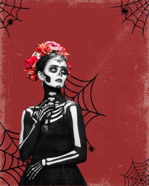 Cadılar Bayramı sanat eserleri. İskelet makyajlı, canlı çiçeklerle süslenmiş, zarafeti ürpertici titreşimlerle harmanlayan bir kadın. Çağdaş sanat kolajı. Tatil, yaratıcı tasarım konsepti. Poster, kartpostal şablonu