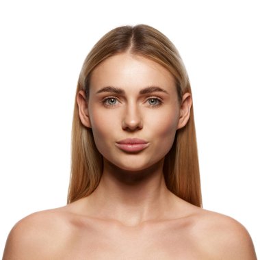 Mükemmel ciltli güzel bir genç kızın portresi, çıplak makyaj ve sarışın düz saç, beyaz stüdyo arka planında izole edilmiş. Spa, yüz bakımı, tedavi, kozmetoloji ve doğal güzellik kavramı