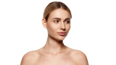 Doğal, ışıl ışıl güzelliğin peşinde. Temiz yüzlü, küçük burunlu ve beyaz arka planda izole edilmiş dolgun dudaklı güzel bir genç kadın. Güzellik kavramı, estetik cerrahi, yüz gerdirme, yüz geliştirme