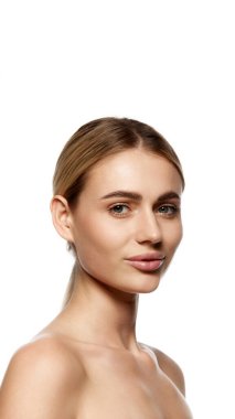 Gelişmiş cilt bakımı ve yüksek kaliteli kozmetik ürünlerinin faydaları. Beyaz stüdyo arka planında izole edilmiş, açık tenli çekici genç bir kadının portresi. Doğal güzellik ve cilt bakımı