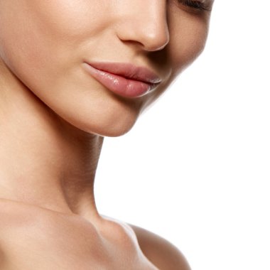 Küçük burunlu güzel kadın yüzü, mükemmel elmacık kemiği ve beyaz stüdyo arka planında izole edilmiş dolgun dudaklar. Güzellik kavramı, estetik cerrahi, yüz gerdirme, yüz geliştirme