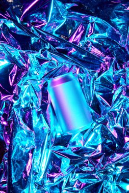 Gösterişli alüminyum kutu, canlı holografik folyoya karşı modern içeceğin canlandırıcı cazibesi için büyüleyici bir görsel metafor yaratıyor. Markalaşma ve ürün yerleştirme reklamları, modelleme