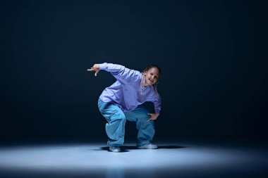 Sanatçı ve yetenekli genç bir kız, donanma mavisi stüdyo geçmişine karşı hareket eden bir dansçı. Yüksek enerjili hip hop performansı. Serbest stil dansı, modernlik, şehir kültürü, gençlik kavramı