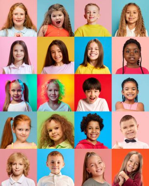 Çok renkli arka plana karşı farklı mutluluk ve neşe duygularını ifade eden farklı kızlı oğlanların yakın plan portrelerinden oluşan kolaj. Çocukluk kavramı, duygular