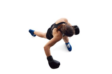 Genç bir kadının en iyi görüntüsü, hareketli bir boks atleti, beyaz stüdyo arka planında izole edilmiş bir eğitim. Odaklanmış bir sporcu. Spor anlayışı, hobi, aktif ve sağlıklı yaşam tarzı