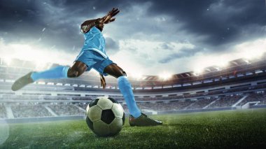 Mavi üniformalı futbolcu, yoğun maçta canlı yeşil sahada topa vurmaya hazırlanıyor. Stadyumun 3 boyutlu görüntüsü. Spor, turnuva, yarışma, oyun etkinliği kavramı
