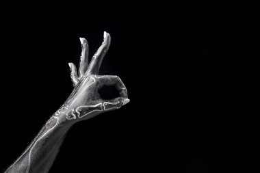 İskelet el, siyah arka plana karşı iyi bir hareket yapıyor. Ürkütücü reklamlar, neşeli bir tonda etkinlik terfisi. Cadılar Bayramı teması, tatil. İlan için alanı kopyala