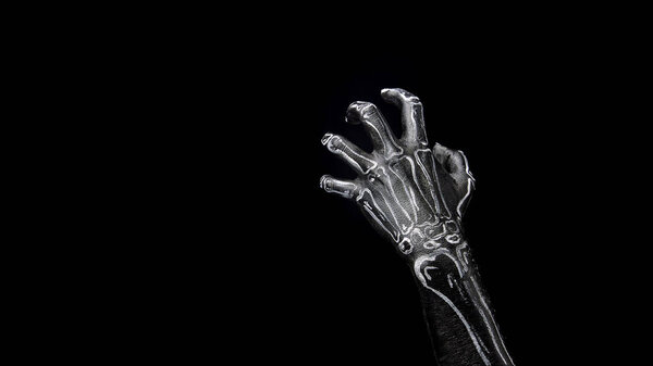 Скелетная рука царапается вверх жутким ужасающим жестом захвата на черном фоне. Драматические постеры на Хэллоуин. Концепция Хэллоуина тема, праздник. Копирование места для рекламы