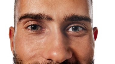 Gri gözlü, beyaz arka planda izole edilmiş güzel erkek gözlerinin yakın plan görüntüsü. Göz sağlığı, lensler, vizyon. Sağlık hizmetleri. Erkek güzelliği, cilt bakımı, hijyen kavramı