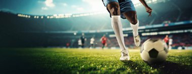 Stadyumun 3 boyutlu görüntüsü. Erkek futbol oyuncusunun hareketli bacakları parlak stadyum ışıkları altında mavi ve beyaz bir şekilde topa doğru koşuyor. Spor, turnuva, oyun, etkinlik kavramı