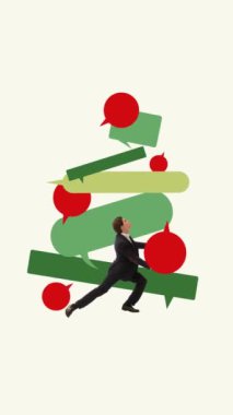 İş adamı, çok renkli konuşma baloncuklarından yapılmış Noel ağacıyla etkileşime geçiyor. İletişim ve işbirliği. Hareket etmeyi, animasyonu durdurun. İş anlayışı, tatil sezonu, pazarlama