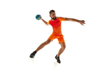 Kazanan goller. Rekabetçi genç bir adam, yoğun oyun sırasında hareketli hentbol oyuncusu, beyaz arka planda soyutlanmış olarak oynuyor. Spor anlayışı, aktif ve sağlıklı yaşam tarzı, hobi