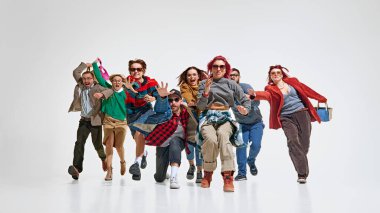 En iyi Kara Cuma anlaşmaları için heyecanlarını ve aciliyetlerini dile getiren bir grup şık genç, en iyi teklifi almak için ilerliyorlar. Kara Cuma kavramı, Siber Pazartesi, alışveriş