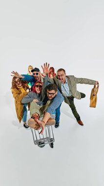 Bir grup duygusal insan şık sonbahar kıyafetleri giyer, en iyi alışveriş için kavga eder, alışveriş arabalarını ileri sürerler. Kara Cuma kavramı, Siber Pazartesi, alışveriş etkinliği