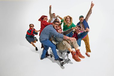 Bir grup duygusal insan, kadınların içindeki erkekler en iyi alışveriş arabalarını itip kakıyorlar. Alışverişin yoğunluğu. Kara Cuma kavramı, Siber Pazartesi, alışveriş