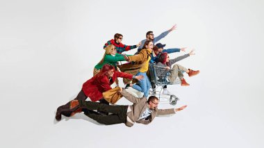 Bir grup duygusal insan, şık kıyafetler içinde Kara Cuma satışları için heyecanla koşuyorlar, en iyi indirimleri almaya çalışıyorlar. Kara Cuma kavramı, Siber Pazartesi, alışveriş etkinliği