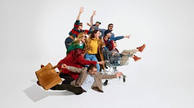 Bir grup kadın ve erkek, en iyi indirimleri almak için uzanmış ellerle öne doğru koşuyorlar. Kara Cuma kavramı, Siber Pazartesi, alışveriş