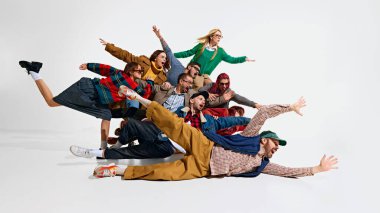 Çılgın insanların kaotik sahnesi, mağazalardaki dev satışlarla ilgili heyecan ve çılgınlık gösteren enerjik müşteriler, en iyi fiyatları almak için acele ediyorlar. Kara Cuma kavramı, Siber Pazartesi, alışveriş