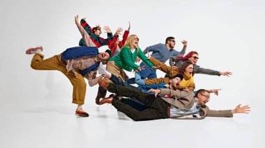 Süper heyecanlı ve aktif müşterilerden oluşan bir grup, insanlar en iyi fiyatları almak için ileriye doğru koşuyorlar, indirimlere olan umutsuzluklarını gösteriyorlar. Kara Cuma kavramı, Siber Pazartesi, alışveriş