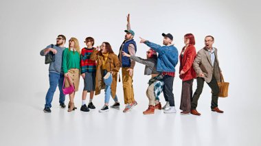 Bir grup insan, kadın ve erkek şık sonbahar kıyafetleri giyip en iyi alışveriş anlaşmalarını yapmak için hazır olduklarını gösteriyorlar. Kara Cuma kavramı, Siber Pazartesi, alışveriş