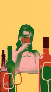 Şarap kadehinden bakan bir kadın, ön planda duran şişeler. Kişisel deneyim ve şarabın gizemi. Çağdaş sanat kolajı. İçki, şarap, zevk, parti, şarap kültürü, şarap ve akşam yemeği kavramı