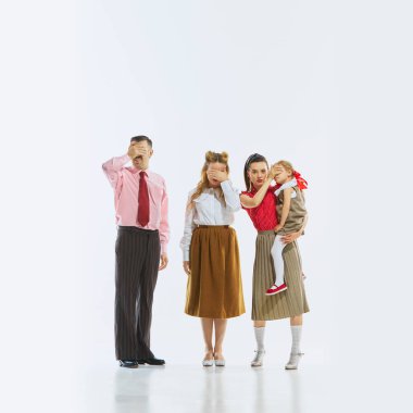 Aralarında genç kızın da bulunduğu üç kişi gözlerini senkronize jestlerle kapatıyorlar. Bir şeyi görmezden gelme ya da görmezden gelme fikriyle oynuyorlar. Neşeli kaçınma kavramı.