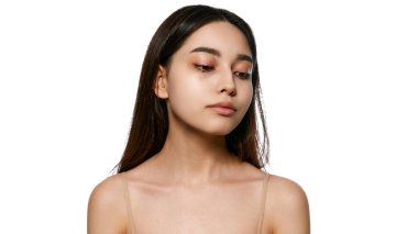 Güzel Koreli, esmer saçlı, bakımlı, pürüzsüz tenli ve mükemmel yüz şekilli, beyaz arka planda izole edilmiş pozlar veren genç bir kız. Doğal güzellik kavramı, cilt bakımı, kozmetik ve kozmetik.