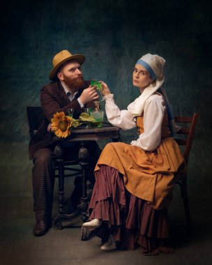 Oturan, içki içen kadın ve erkeğin sinematik portresi. Füzyon çağdaş ve klasik sanat. Van Gogh ve beyaz incili kız. Sanat, çağlar karşılaştırması, yaratıcı vizyon, reklam kavramı