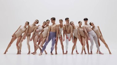 Bale dansçıları birbirlerine yakın dururlar, modern dansta birlik ve bağlantı kurarlar. Tarafsız kostümler minimalist koreografinin zarafetini vurgular. Sanat anlayışı, performans, tiyatro