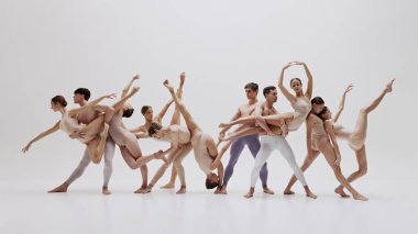 Soyut formasyonda bir grup balerin gücü ve esnekliği harmanlıyor. Erkekler ve kadınlar zarafetle dans ediyor. Çağdaş dansın derinliği. Sanat anlayışı, klasik dans, performans, tiyatro