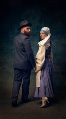 Kadın ve erkeğin el ele tutuşup geriye baktıkları yaratıcı bir portre. Van Gogh ve beyaz incili kız birlikte poz veriyorlar. Sanat kavramı, dönem karşılaştırması, yaratıcı vizyon, reklam
