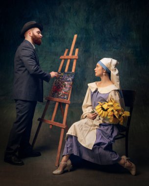 Sehpada klasik tarzda resim yapan bir adam, elinde ayçiçekleri olan bir kadın, oturarak seyrediyor. Van Gogh ve Kız tek bir inciyle sanat yaratıyor. Dönem karşılaştırması kavramı, yaratıcı vizyon, reklam