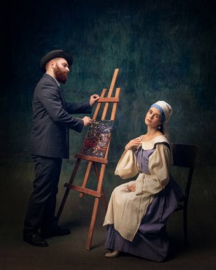 Takım elbiseli bir adam, dönemin zarif kadınlarını, klasik yeşil arka plana karşı boyuyor. Van Gogh beyaz inci kolyeli kızla buluşuyor. Sanat kavramı, dönem karşılaştırması, yaratıcı vizyon, reklam