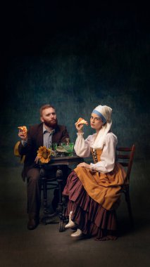 Oturan, içen ve pizza yiyen kadın ve erkeğin sinematik portresi. Van Gogh ve beyaz incili kız modern yemekte. Sanat kavramı, dönem karşılaştırması, yaratıcı vizyon, reklam