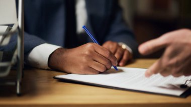 İki meslektaşın el sıkışması güven ve başarılı iş anlaşmasını sembolize ediyor. Masanın üzerinde duran açık tabela yeni girişim ve ortaklığı sembolize ediyor. İş, başarı konsepti