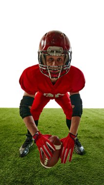 Kırmızı üniformalı ve miğferli kararlı Amerikan futbolcu, topu odaklı tutuyor, sahada oyuna başlamaya hazır. Spor anlayışı, rekabet, turnuva, oyun. Boşluğu kopyala
