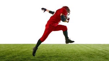 Kırmızı üniformalı Amerikan futbolcunun sahada koşarken, topu tutarken, antrenman yaparken, zafer için yarışırken dinamik görüntüsü. Spor anlayışı, rekabet, turnuva, oyun. Boşluğu kopyala