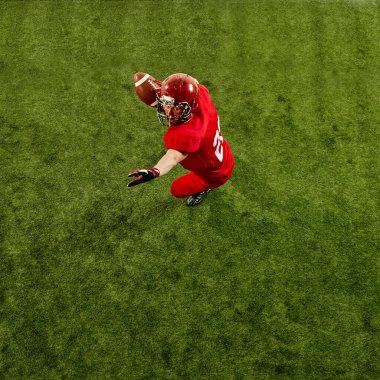 Rekabetçi ve kararlı sporcu, sahada hareket eden Amerikan futbolcu, rakip, top atan, oynayan. Spor anlayışı, rekabet, turnuva, oyun. Boşluğu kopyala