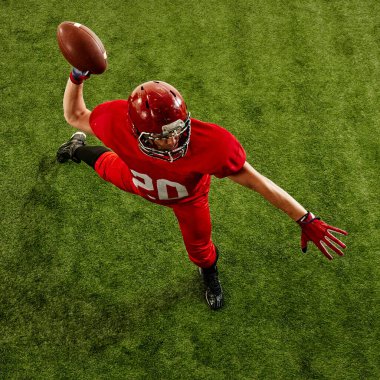 Rekabetçi ve kararlı sporcu, sahada hareket eden Amerikan futbolcu, rakip, top atan, oynayan. Spor anlayışı, rekabet, turnuva, oyun. Boşluğu kopyala