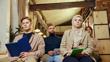 Modern çalışma alanındaki seminer sırasında dikkatle dinleyen bir grup iş adamı. Dinamik ortamda kurumsal öğrenme. İş dünyası, takım çalışması, eğitim, seminer dei kavramı