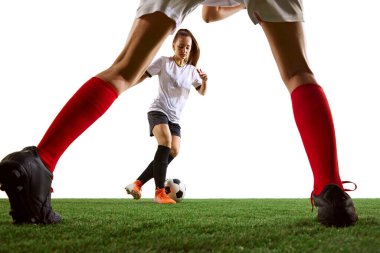 Eşsiz açıdan bakıldığında, bayan futbolcu topa odaklanma ve hassasiyetle vurmaya hazırlanıyor. Rekabetçi bir an. Spor, eylem, rekabet, oyun, turnuva, eğitim kavramı
