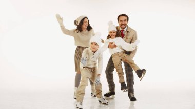 Neşeli mutlu aile çocuklarla iyi vakit geçiriyor, kız ve erkek. Dördü de şık kışlık kıyafetler giymişti. Kahkaha ve neşe. Kış kavramı, tatil, tatil, boş zaman aktivitesi